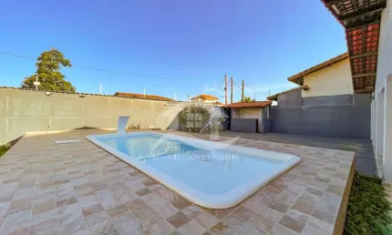Casa Térrea à venda com piscina, 3 quarto(s),  sendo 2 suíte(s)  no bairro Josedy, 700 metros da praia, Peruíbe-SP