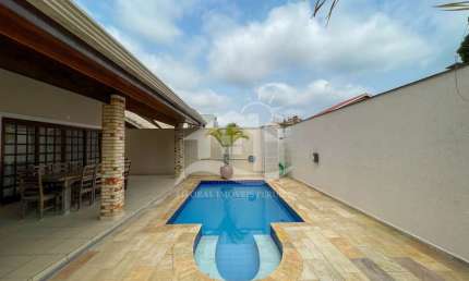 Casa Térrea à venda com piscina, 4 quarto(s),  sendo 4 suíte(s)  no bairro Bougainville Residencial III, 2 metros da praia, Peruíbe-SP