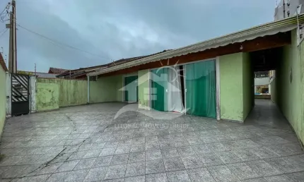 Casa Térrea à venda com piscina, 3 quarto(s),  sendo 1 suíte(s)  no bairro Cidade Nova Peruíbe, 800 metros da praia, Peruíbe-SP