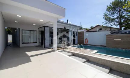 Casa Térrea à venda com piscina, 3 quarto(s),  sendo 2 suíte(s)  no bairro Três Marias, 200 metros da praia, Peruíbe-SP