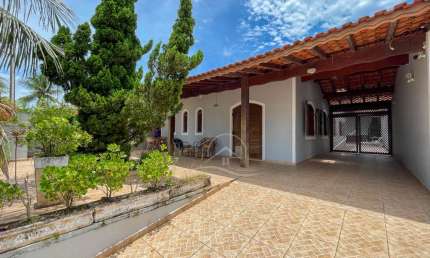 Casa Térrea à venda com piscina, 3 quarto(s),  sendo 1 suíte(s)  no bairro Ribamar, 300 metros da praia, Peruíbe-SP