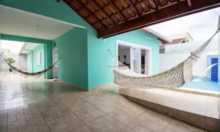 Casa térrea com piscina à venda com piscina, 3 quarto(s),  sendo 2 suíte(s)  no bairro arpoador, 160 metros da praia, peruíbe-sp