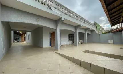 Casa sobrado à venda com piscina, 3 quarto(s),  sendo 3 suíte(s)  no bairro centro, 0 metros da praia, peruíbe-sp