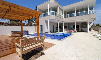 Casa sobrado novo à venda com piscina, 11 quarto(s),  sendo 11 suíte(s)  no bairro jardim imperador, 0 metros da praia, peruíbe-sp