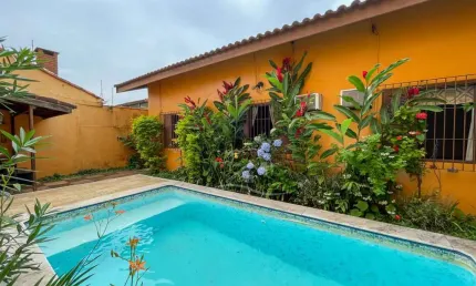 Casa Térrea à venda com piscina, 3 quarto(s),  sendo 1 suíte(s)  no bairro Ribamar, 600 metros da praia, Peruíbe-SP