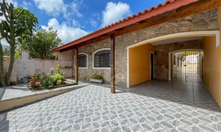 Casa Térrea à venda , 3 quarto(s),  sendo 1 suíte(s)  no bairro Três Marias, 600 metros da praia, Peruíbe-SP