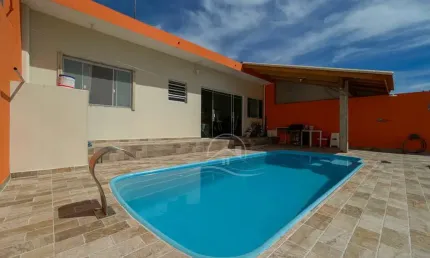 Casa Edícula à venda com piscina, 1 quarto(s),   no bairro Três Marias, 900 metros da praia, Peruíbe-SP