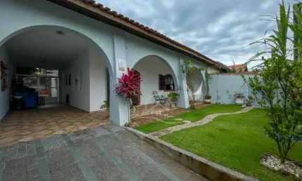Casa Térrea com Edícula à venda , 3 quarto(s),  sendo 1 suíte(s)  no bairro Josedy, 250 metros da praia, Peruíbe-SP