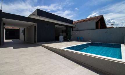 Casa Térrea à venda com piscina, 3 quarto(s),  sendo 2 suíte(s)  no bairro Oasis, 180 metros da praia, Peruíbe-SP
