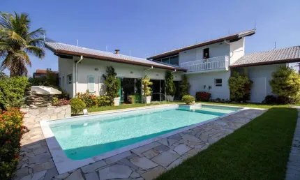 Casa Térrea com piscina à venda , 3 quarto(s),  sendo 1 suíte(s)  no bairro Convento Velho, 450 metros da praia, Peruíbe-SP