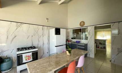 Casa Térrea à venda com piscina, 3 quarto(s),  sendo 1 suíte(s)  no bairro Belmira Novaes, 600 metros da praia, Peruíbe-SP