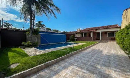 Casa Térrea com piscina à venda com piscina, 2 quarto(s),  sendo 0 suíte(s)  no bairro Jardim Casablanca, 750 metros da praia, Peruíbe-SP