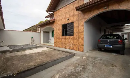 Casa Térrea com Edícula à venda , 4 quarto(s),  sendo 1 suíte(s)  no bairro Jardim São Luis, 4000 metros da praia, Peruíbe-SP