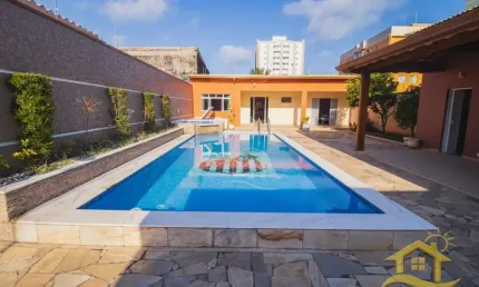 Casa Térrea à venda com piscina, 6 quarto(s),  sendo 1 suíte(s)  no bairro Centro, 0 metros da praia, Peruíbe-SP