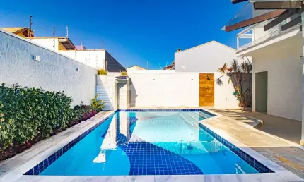 Casa Sobrado à venda , 4 quarto(s),  sendo 4 suíte(s)  no bairro Jardim Casa Blanca, 90 metros da praia, Peruíbe-SP
