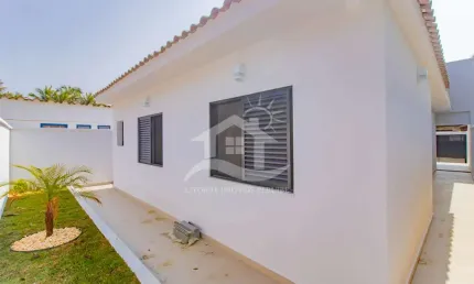 Casa Térrea à venda com piscina, 3 quarto(s),  sendo 2 suíte(s)  no bairro Três Marias, 200 metros da praia, Peruíbe-SP