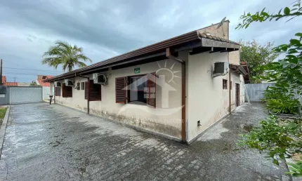 Casa Térrea à venda com piscina, 4 quarto(s),  sendo 4 suíte(s)  no bairro São José, 280 metros da praia, Peruíbe-SP