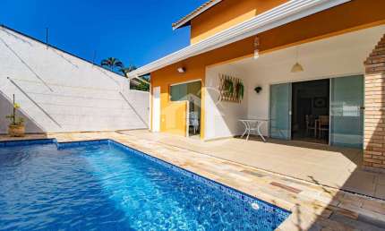 Casa Sobrado à venda com piscina, 3 quarto(s),  sendo 3 suíte(s)  no bairro Oasis, 160 metros da praia, Peruíbe-SP