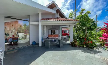 Casa Térrea com piscina à venda com piscina, 4 quarto(s),  sendo 3 suíte(s)  no bairro São José, 200 metros da praia, Peruíbe-SP