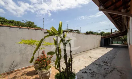 Casa Térrea à venda , 4 quarto(s),  sendo 1 suíte(s)  no bairro Centro, 700 metros da praia, Peruíbe-SP