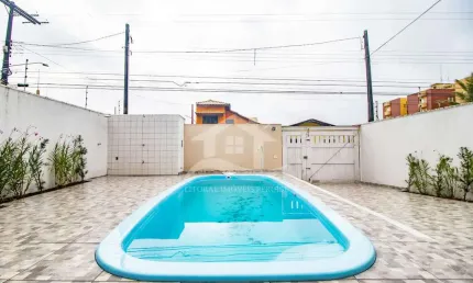 Casa Assobradada à venda com piscina, 4 quarto(s),  sendo 2 suíte(s)  no bairro Três Marias, 500 metros da praia, Peruíbe-SP