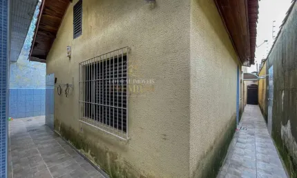 Casa Sobrado à venda com piscina, 4 quarto(s),  sendo 2 suíte(s)  no bairro Três Marias, 750 metros da praia, Peruíbe-SP
