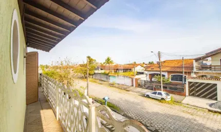 Casa Assobradada à venda com piscina, 5 quarto(s),  sendo 5 suíte(s)  no bairro Três Marias, 800 metros da praia, Peruíbe-SP