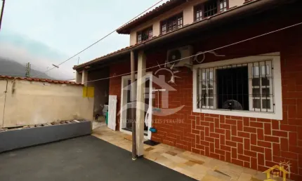 Casa Sobreposta à venda , 3 quarto(s),  sendo 3 suíte(s)  no bairro Centro, 2 metros da praia, Peruíbe-SP