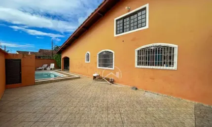 Casa Térrea com piscina à venda com piscina, 3 quarto(s),  sendo 1 suíte(s)  no bairro São João Batista, 500 metros da praia, Peruíbe-SP