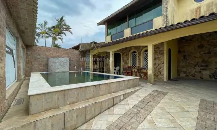 Casa Sobrado à venda com piscina, 4 quarto(s),  sendo 2 suíte(s)  no bairro Três Marias, 750 metros da praia, Peruíbe-SP