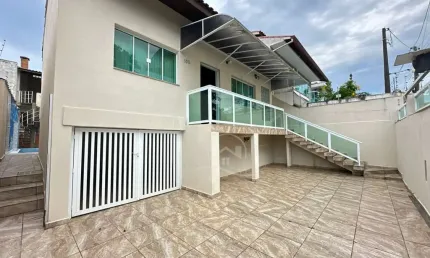 Casa sobrado à venda , 4 quarto(s),  sendo 1 suíte(s)  no bairro sambura, 50 metros da praia, peruíbe-sp