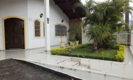 Casa térrea à venda com piscina, 3 quarto(s),  sendo 1 suíte(s)  no bairro stella maris, 200 metros da praia, peruíbe-sp