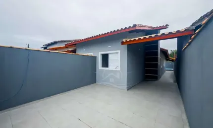 Casa Térrea com piscina à venda com piscina, 2 quarto(s),  sendo 1 suíte(s)  no bairro Josedy, 1000 metros da praia, Peruíbe-SP