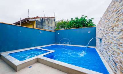 Casa Térrea com piscina à venda com piscina, 2 quarto(s),  sendo 1 suíte(s)  no bairro Josedy, 1000 metros da praia, Peruíbe-SP
