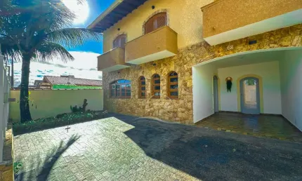 Casa Sobrado à venda , 5 quarto(s),  sendo 3 suíte(s)  no bairro Três Marias, 50 metros da praia, Peruíbe-SP