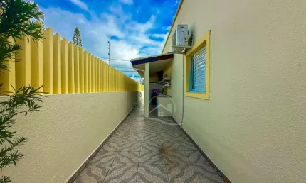 Casa Térrea com piscina à venda , 3 quarto(s),  sendo 3 suíte(s)  no bairro Cidade Nova Peruíbe, 150 metros da praia, Peruíbe-SP