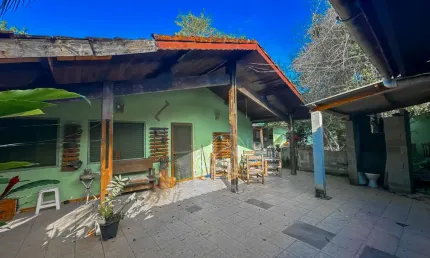 Casa Térrea com piscina para alugar , 3 quarto(s),  sendo 1 suíte(s)  no bairro Jardim Veneza, 3000 metros da praia, Peruíbe-SP