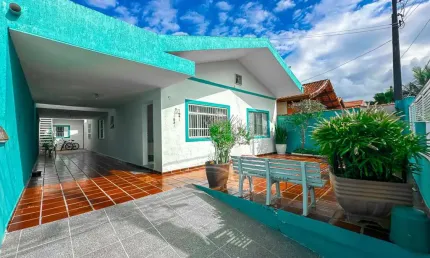 Casa Térrea à venda , 3 quarto(s),  sendo 1 suíte(s)  no bairro Três Marias, 200 metros da praia, Peruíbe-SP