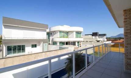 Casa Sobrado à venda com piscina, 5 quarto(s),  sendo 2 suíte(s)  no bairro Bougainville Residencial IV, 1100 metros da praia, Peruíbe-SP