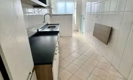 Apartamento aconchegante com 2 quartos, 2 suítes e localização estratégica, a 200 metros da praia, á venda na imobiliaria consulte imoveis.
