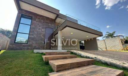 Casa nova e moderna com 5 quartos no condomínio Bosque Imperial na avenida principal IAPI Guará II