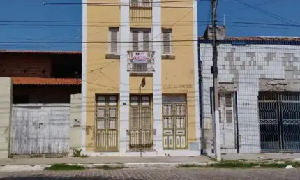 Prédio Comercial em Centro, Aracati/CE com mais de mil metros de area nas duas av principais fundos correspondentes