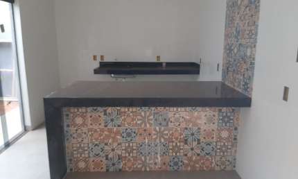 Linda Casa 3 Quartos sendo 1 Suíte 2 Vagas de Garagem