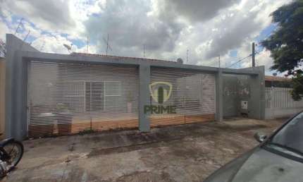 Casa à venda no Jardim San Remo em Londrina. Com 3 quartos, sala para 2 ambientes, cozinha, 2 banheiros , área de serviço, 2 vagas de garagem, closet,