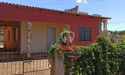 Casa a venda na Vila Brasil em Londrina. Com 2 quartos, sala, cozinha, banheiro, área de serviço, 1 vaga de garagem coberta, quintal amplo para vários
