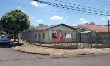Casa comercial à venda na região central de Londrina. Com uma configuração espaçosa que inclui três quartos, sala, cozinha e dois banheiros, este imóv