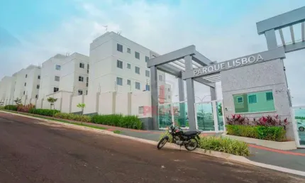Apartamento para venda e locação no Residencial Parque Lisboa no localizado no Jardim Maria Luiza, em Londrina. Com apenas um lance de escadas, este i