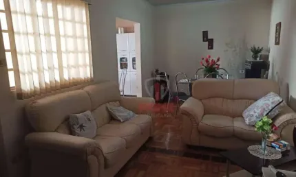 Sobrado à venda no Jardim Santo Amaro em Cambé. Com 3 quartos sendo 1 suíte, sala, cozinha, área de serviço, banheiro social, 3 vagas de garagem. Lind