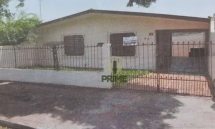 Casa à venda no Jardim Piza em Londrina. Casa com 2 dormitórios, banheiro, sala. cozinha, 3 vagas de garagem, amplo quintal nos fundos, 1 quarto rever
