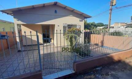Casa à venda no Jardim Piza em Londrina. Esta casa de esquina possui uma área total de 300 metros quadrados e inclui duas residências independentes, p